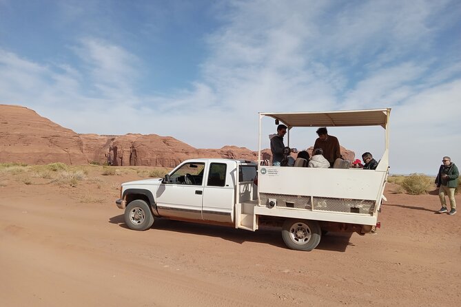 1.5 Hour Jeep Tour in Monument Valley - Scenic Highlights