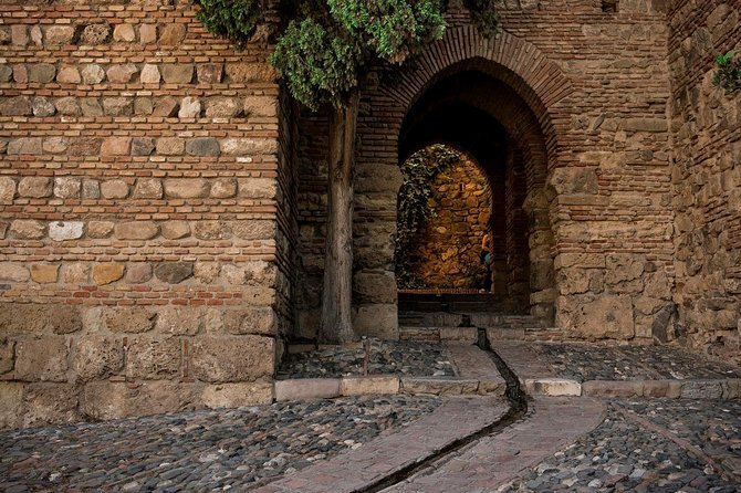 1.5-Hour Roman Theater and Alcazaba Castle Walking Tour - Learning About Ancient Roman Life