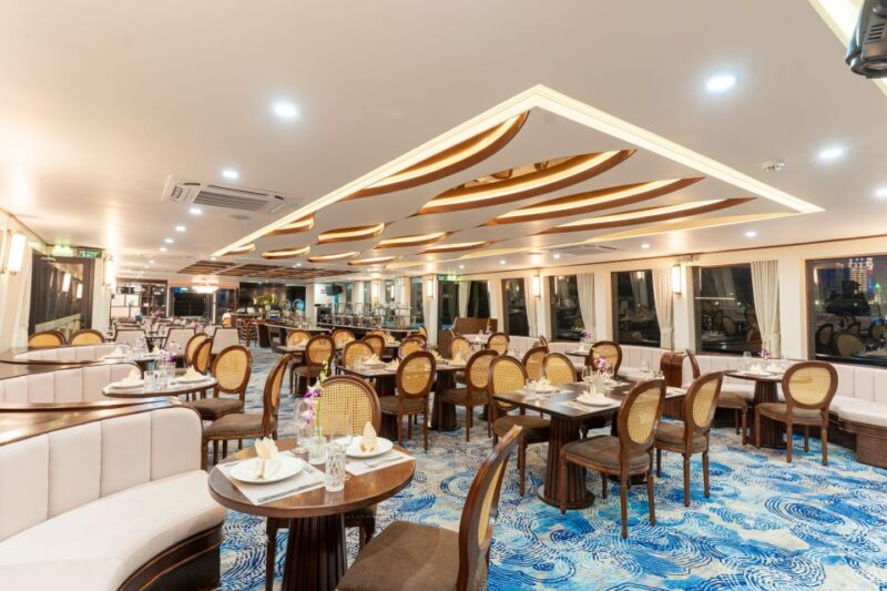1 Day 5 Stars Cruise : Swimming, Hiking and Kayaking - Arrival and Transfer