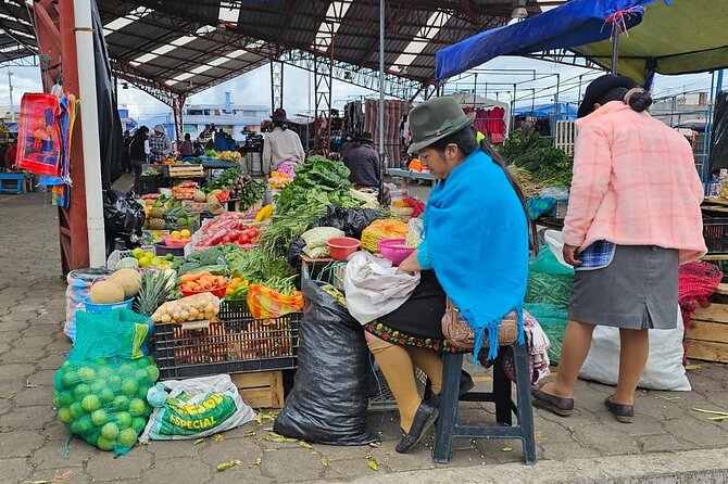 1-Day Hiking Down to Quilotoa Lagoon - Taking in the Pujili Market