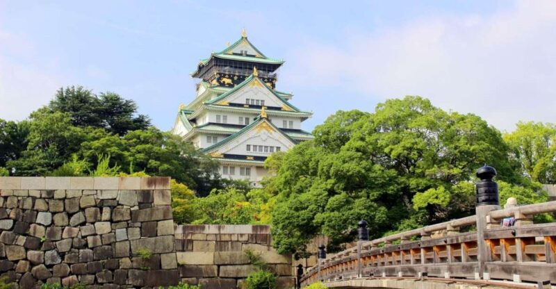 1-Day Walking Tour in Osaka: Castle, Temples and Ukiyoe - Taking in the Vibrant Kuromon Market
