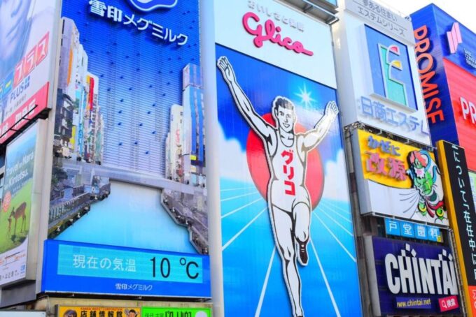 1-Day Walking Tour in Osaka: Castle, Temples and Ukiyoe - Strolling Through Shinsaibashis Shopping Allure