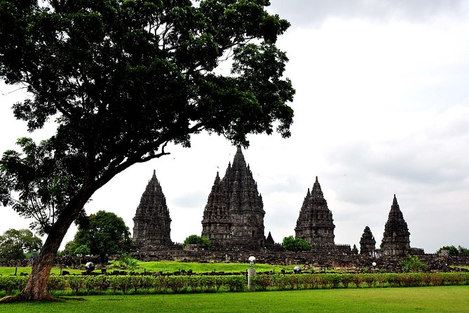 1-Day Yogyakarta Borobudur Prambanan - PRIVATE Tour With GUIDE - Borobudur Temple Exploration