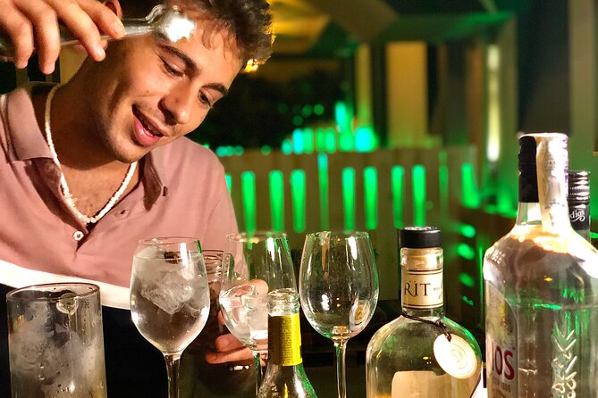 1-Hour Gin Tonics Guided Workshop With Special View in Madrid - Atmosphere and Ambiance