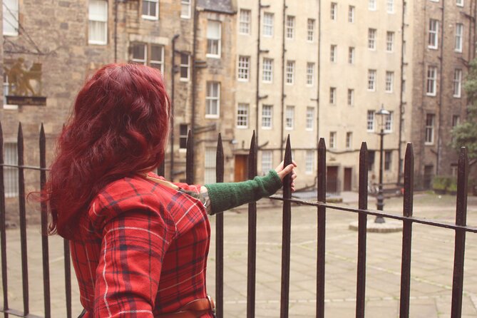 1-Hour Historical Walking Tour Discovering Edinburghs Old Town - Exploring Famous Buildings