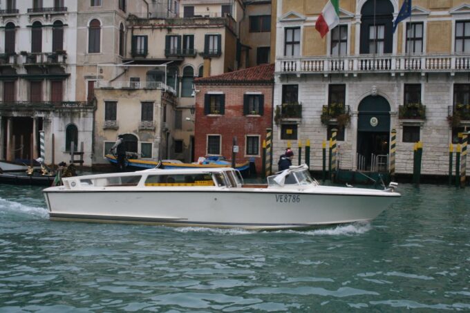 1-Hour Motor Boat Ride on Grand Canal - Tour Itinerary