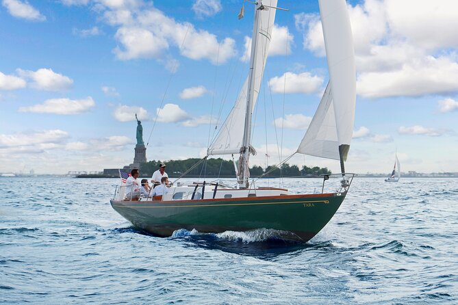 1 Hour Private Charter in New York Harbor for up to 6 People - Included Amenities