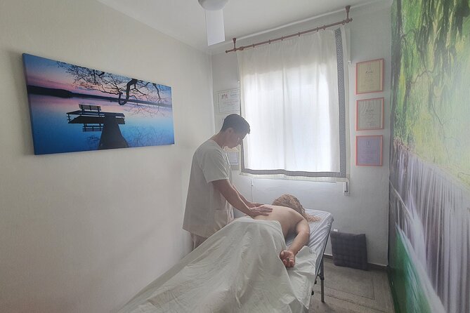 1 Hour Private Chiromassage Session in Seville - Music and Aromatherapy Options