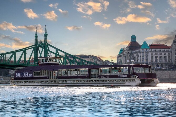 1 Hour Sightseeing Cruise in Budapest - Onboard Amenities