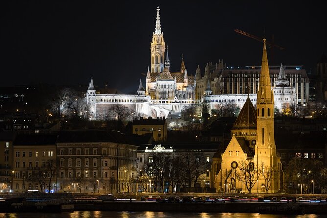 10PM Budapest Danube Cruise With Live Music & Food or Drinks - Inclusions and Amenities