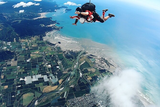 18,000ft Tandem Skydive Over Abel Tasman - Freefall Experience and Duration