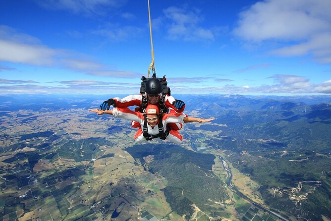 18,000ft Tandem Skydive Over Abel Tasman - Group Size and Accessibility