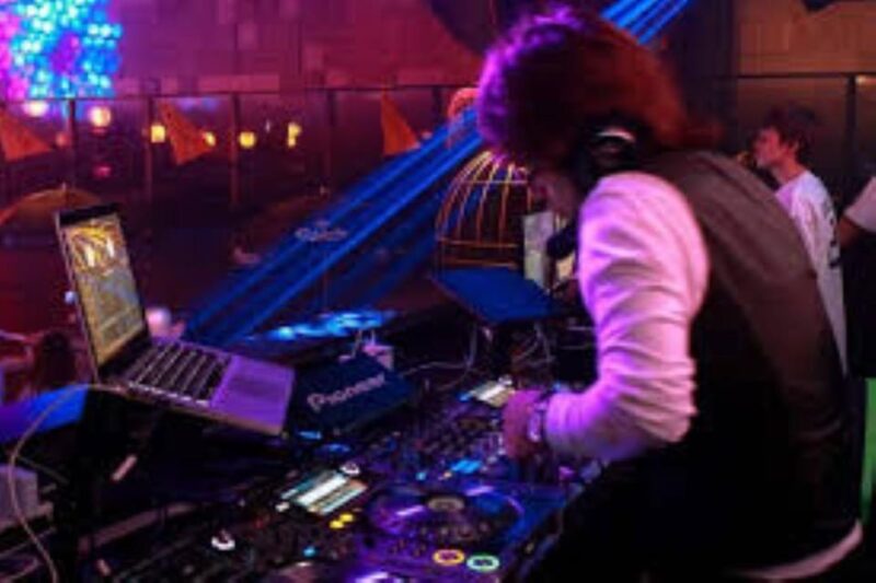 1970s Disco Experience in Osaka, Japan - Meeting Point and Arrival