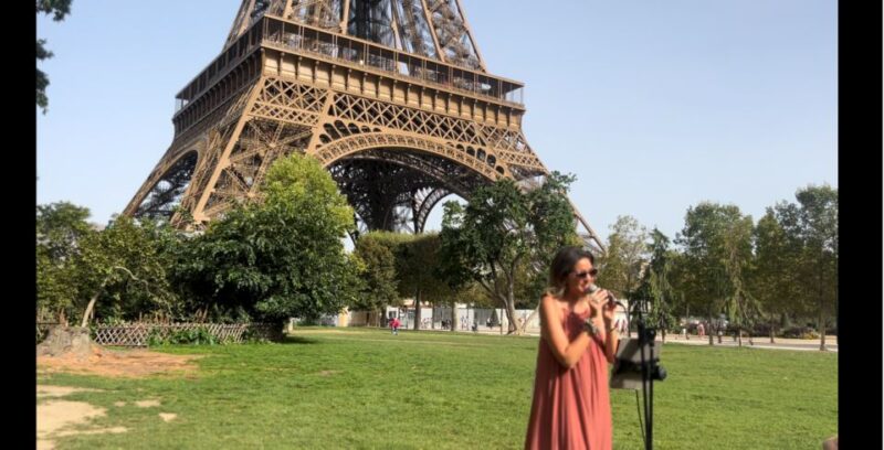 1h30 Live Music Show With Duo Singer-Guitarist in Paris - Key Points
