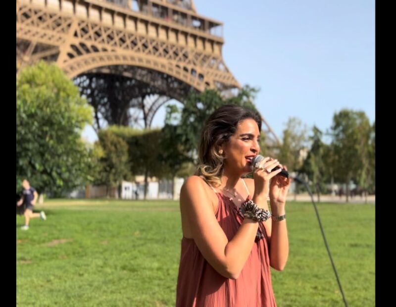 1h30 Live Music Show With Duo Singer-Guitarist in Paris - Picnic Setup Option