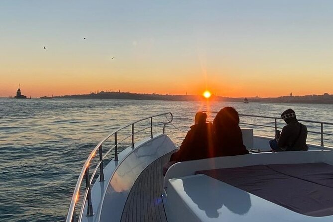 2.5-Hour Bosphorus Sunset Sightseeing Cruise by Luxury Yacht - Experience Istanbul at Sunset