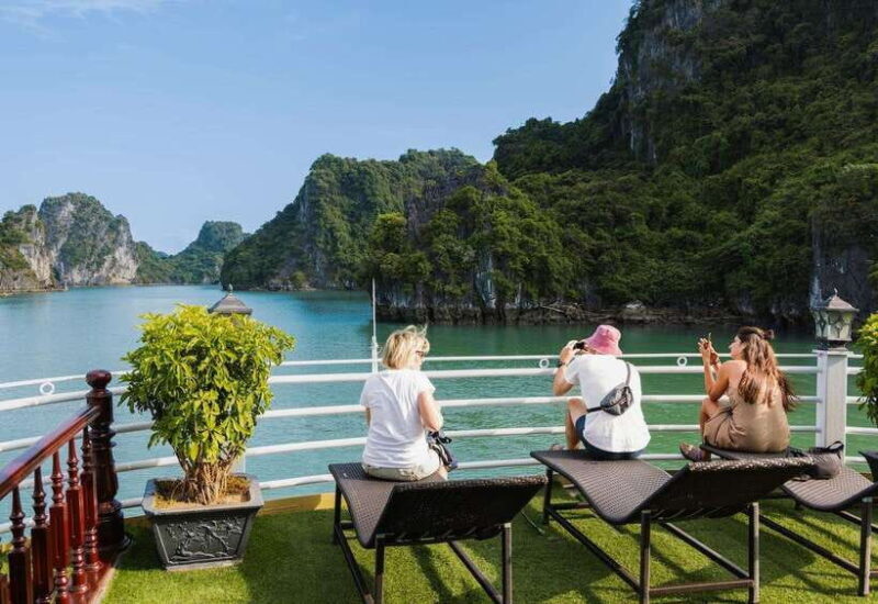 2-Day Bai Tu Long Bay Cruise With Activities - Day 1 Itinerary