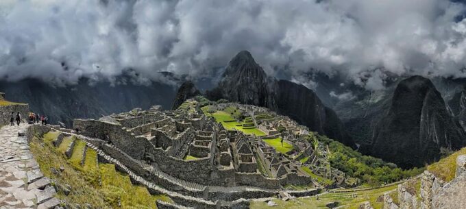 2-Day Sacred Valley and Machu Picchu Tour - Group Size and Guides