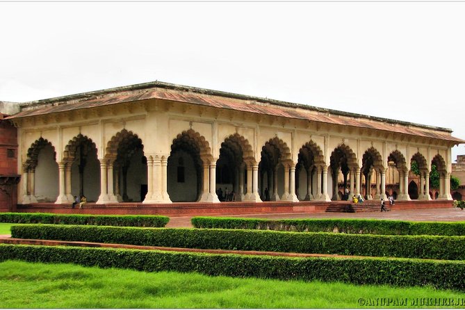 2-Days Private Taj Mahal Sunrise Tour From Mumbai by Round Trip Flights - Group Size and Vehicle Types