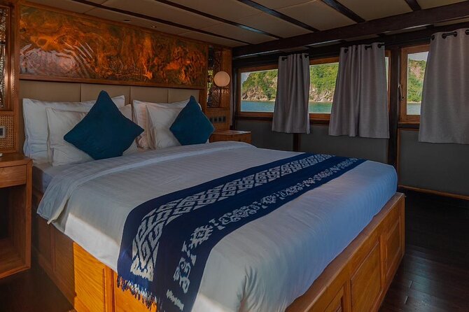 2 Days Shared Speedboat Tour to See Komodo and Sunset Tour - Meeting and Pickup