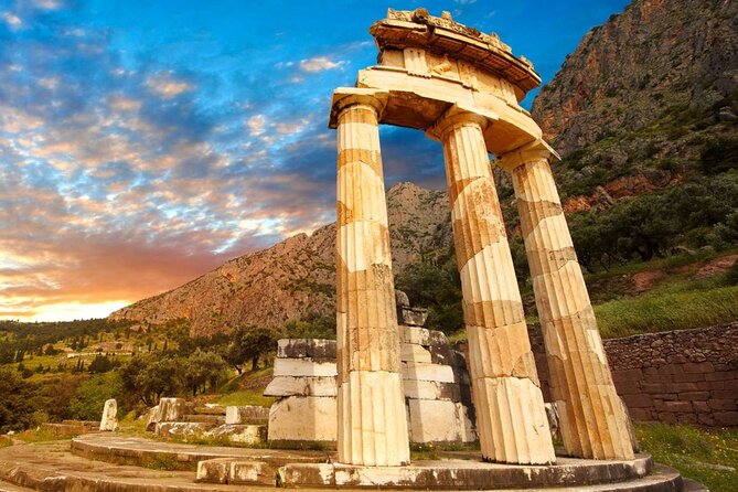 2 Days Spanish Guided Tour in Delphi and Meteora - Participant Capacity