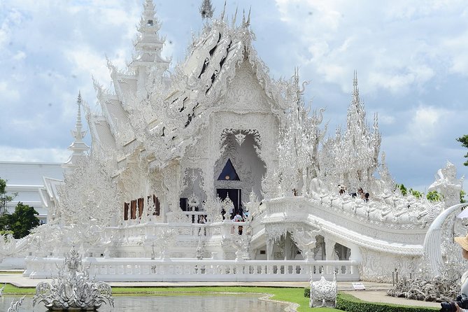 2 Days the Art of Temple Chiangrai. - Transportation Provided