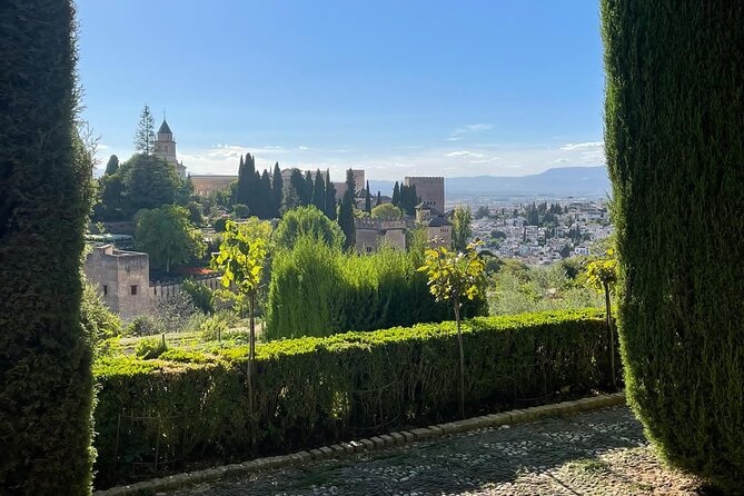 2-Hour Guided Tour of Alhambra Gardens and Alcazaba in Granada - Rave Reviews