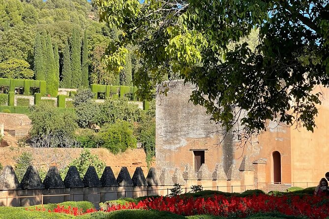 2-Hour Guided Tour of Alhambra Gardens and Alcazaba in Granada - Meeting Point and Accessibility