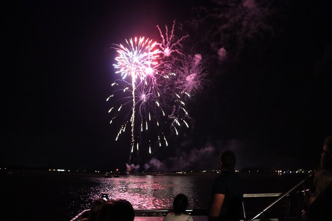2 Hour Hilton Head Boat Rental With VIP Fireworks Viewing - Meeting and Pickup