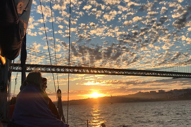 2 Hour Lisbon Sunset and Wine Sailing Tour - Whats Included in the Tour