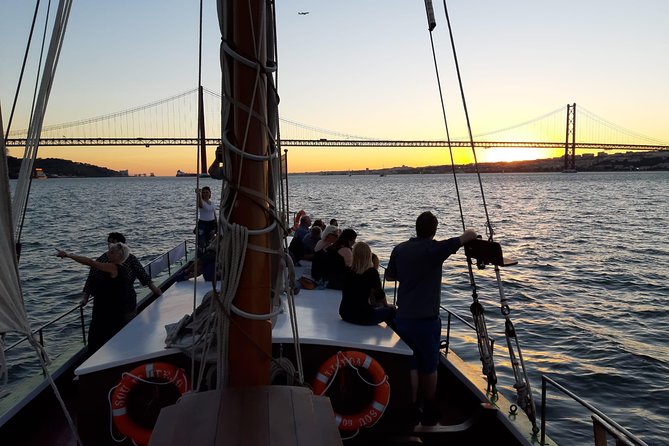 2-Hour Lisbon Traditional Boats Sunset Cruise With White Wine - Sunset Viewing