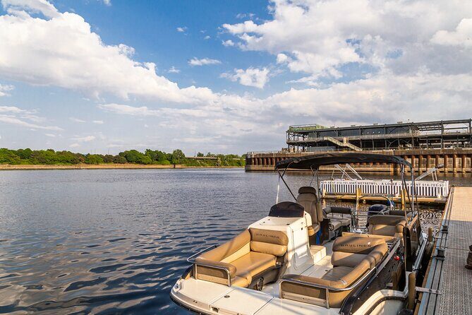 2-Hour Private Montreal Boat Cruise - Key Points