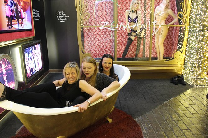 2-Hour Vegas Strip Walking Tour With Photos,Champagne & Vintage Vegas Goody Bags - Souvenir Photos With a Photographer