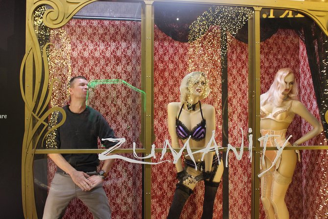 2-Hour Vegas Strip Walking Tour With Photos,Champagne & Vintage Vegas Goody Bags - Access to an Exclusive Nightclub
