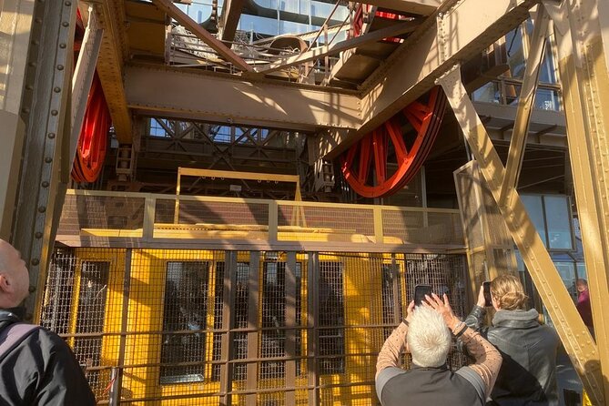 2 Hours Eiffel Tower Guided Tour Paris (Elevator) - Inclusions