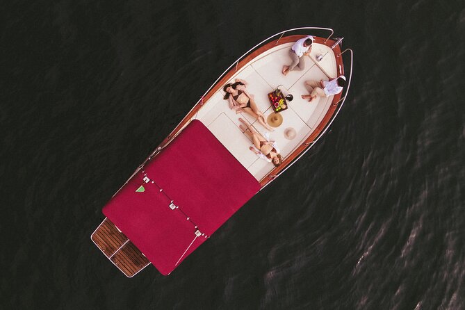 2 Hours Private Boat Tour in the Best Area of Como Lake - Provisions and Amenities