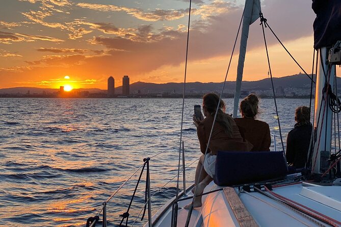 2 Hours Private Boat Trip With Open Bar - Group Size Limit