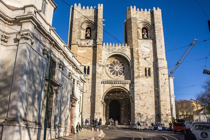 2 Hours Private Hills Historical Tour in Lisbon - Tour Overview