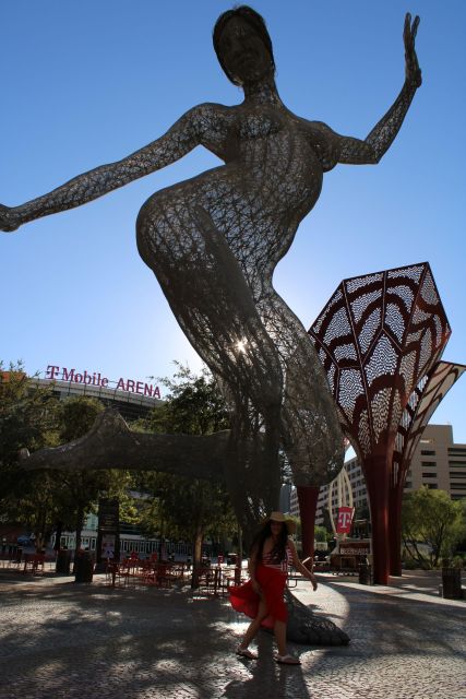 2-Hr Strip Walking Tour With Photos, Champagne & Souvenirs - Starting Location