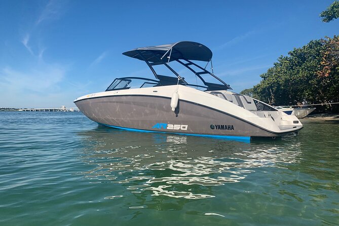 25 Ft for 10 People Miami Boat, Fuel, Cooler and Ice Incl. - Key Points