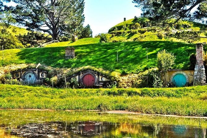 3-Day Hobbiton and Waitomo Tour From Auckland With Accommodation - Pickup and Meeting