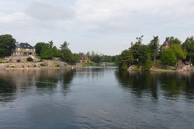 3-Day Tour: Finger Lakes, Niagara Falls, Toronto and 1000 Islands From NYC - Day 2: Toronto and 1000 Islands