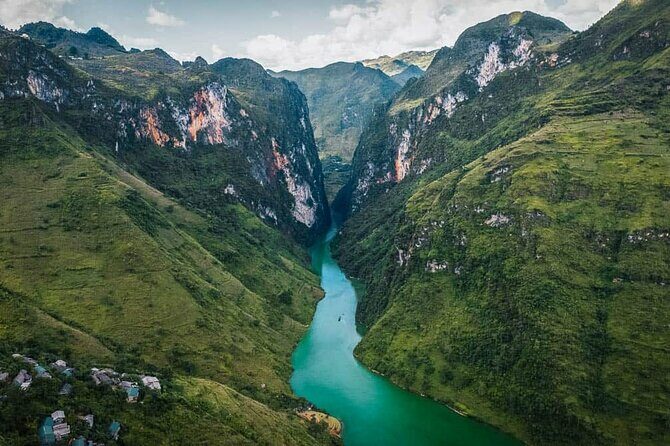3 Days and 2 Nights in Ha Giang by Motorcycle - Day 1: From Ha Giang to Dong Van — Mountain Views and Historic Sites
