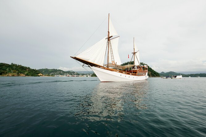 3 Days Deluxe Boat Private Cabin Sailing Trip in Komodo Island - Meal Offerings