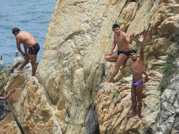 3-hour Iconic High Cliff Divers Shows & Flea Market Shopping Time - Dive Show Experience Details