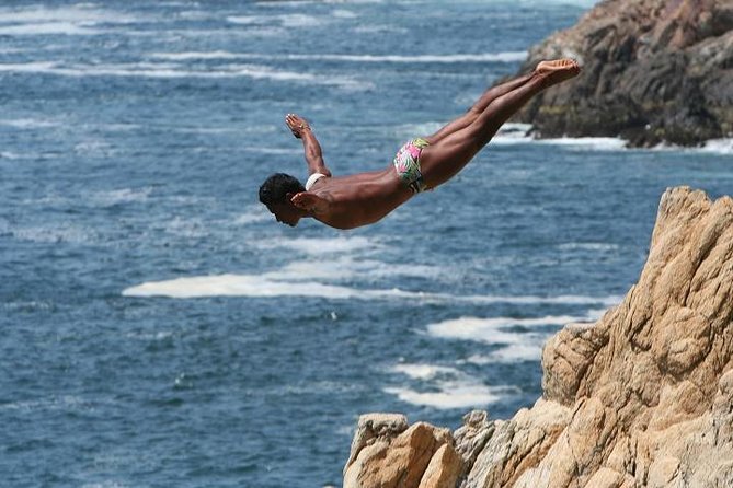 3-hour Iconic High Cliff Divers Shows & Flea Market Shopping Time - Logistics and Transportation