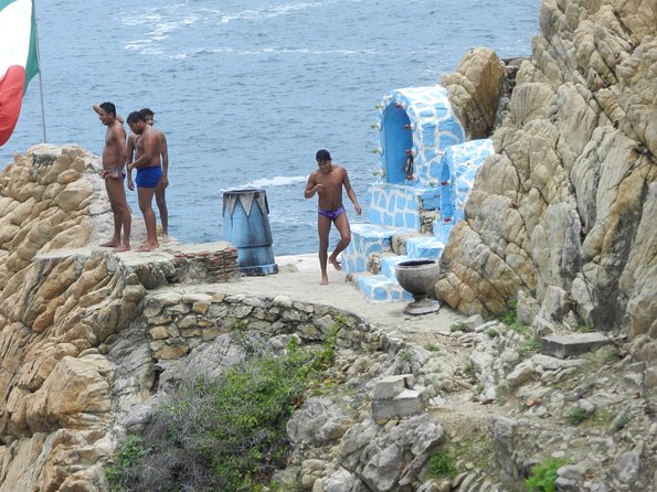 3-hour Iconic High Cliff Divers Shows & Flea Market Shopping Time - Customer Feedback and Reviews