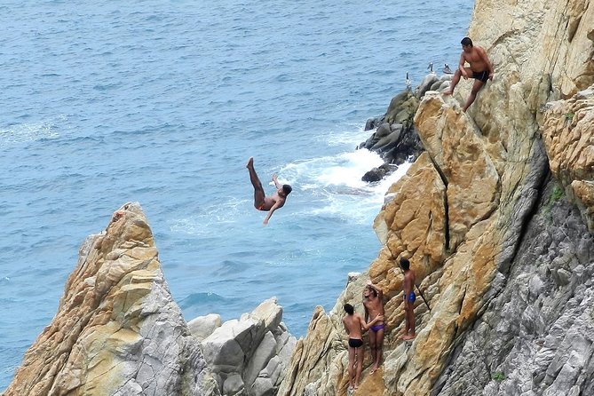 3-hour Iconic High Cliff Divers Shows & Flea Market Shopping Time - Frequently Asked Questions
