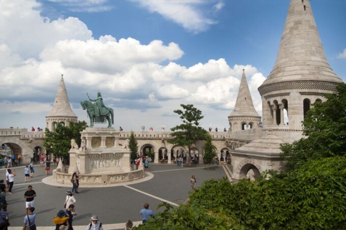3-Hour Orientation Walking Tour of Buda and Pest - Duration and Language Options
