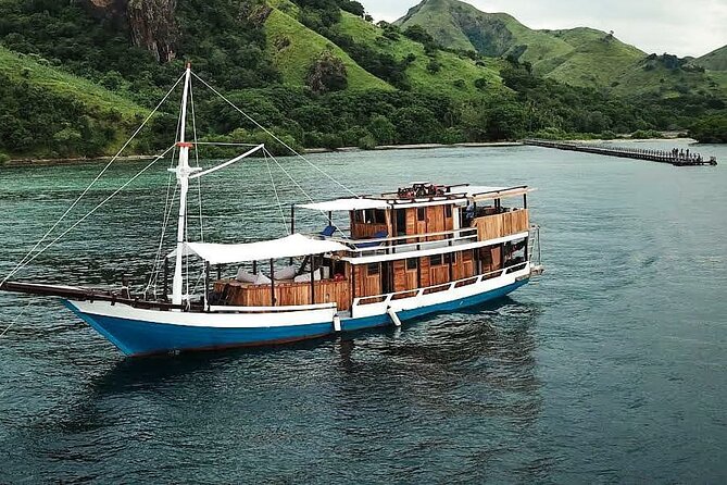 3DAYS Komodo Tour by Private Boat for 10 Pax - Kelor Island Experience
